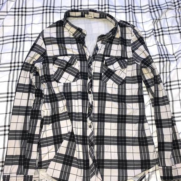 Large Ardene black and white plaid. - Picture 1 of 2